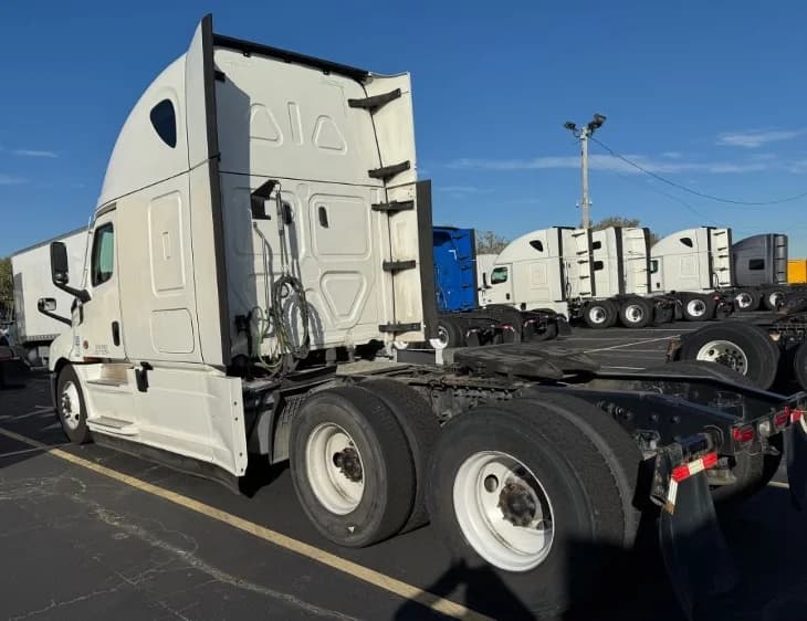 2022 Freightliner Cascadia in Chicago (Melrose Park), IL — photo 5