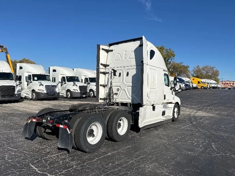 2022 Freightliner Cascadia in Chicago (Melrose Park), IL — photo 7