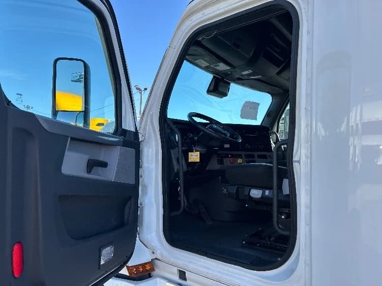 2022 Freightliner Cascadia in Chicago (Melrose Park), IL — photo 9