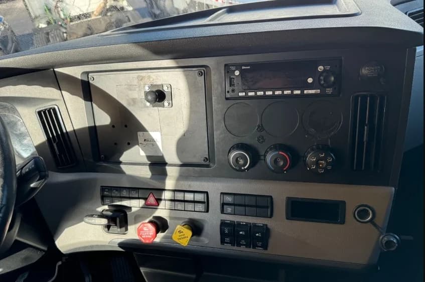 2022 Freightliner Cascadia in Chicago (Melrose Park), IL — photo 10
