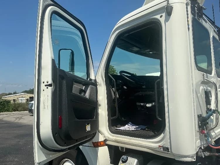2019 Freightliner Cascadia in Piqua, OH — photo 9