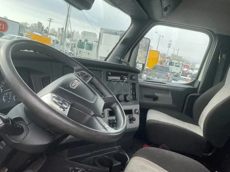 2020 Freightliner Cascadia in Fort Wayne, IN — photo 10