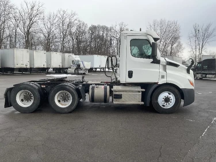 2020 Freightliner Cascadia in Fort Wayne, IN — photo 8