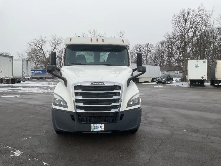 2020 Freightliner Cascadia in Fort Wayne, IN — photo 2