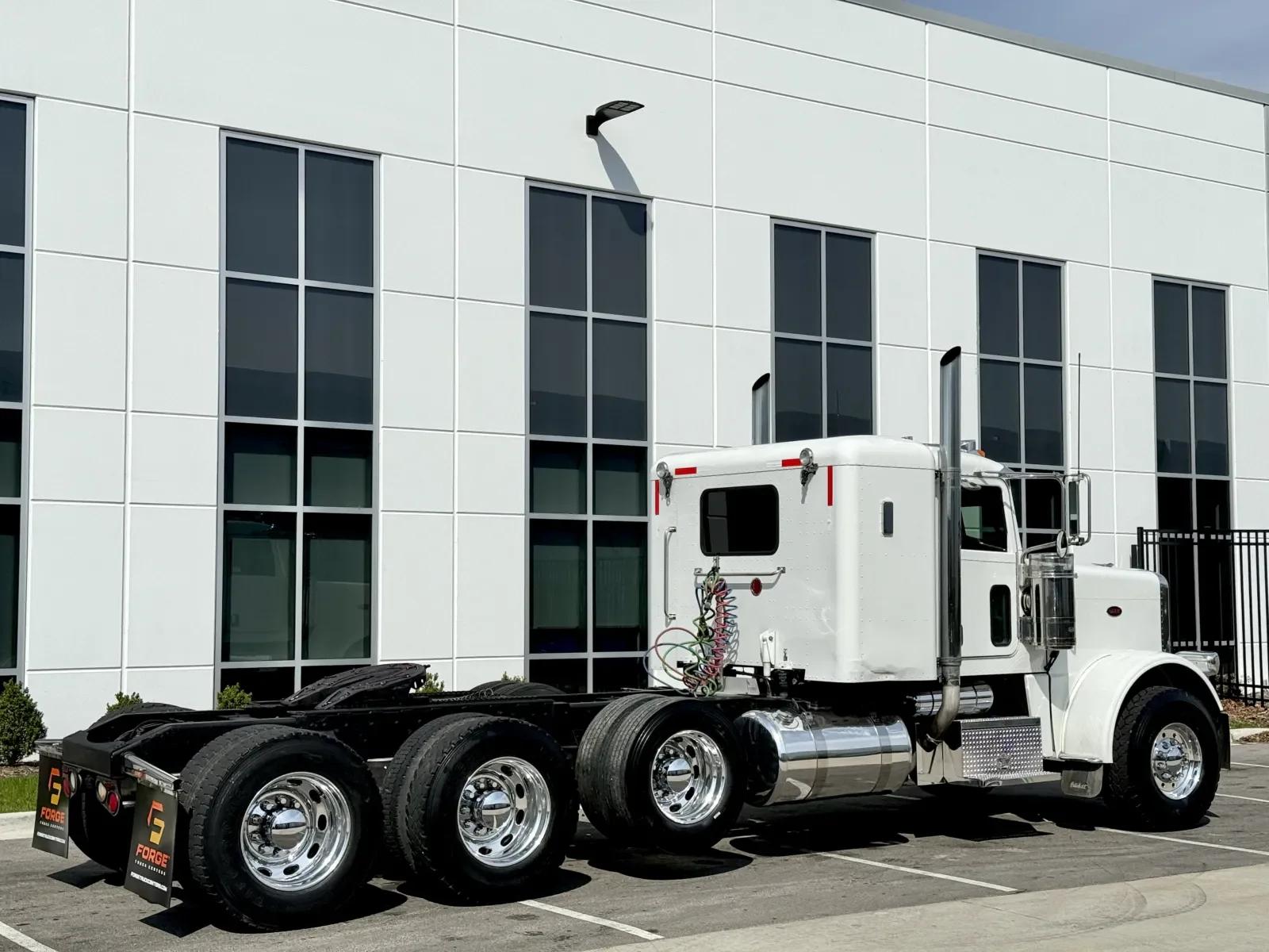 2008 Peterbilt 388 in New Lenox, IL — photo 5