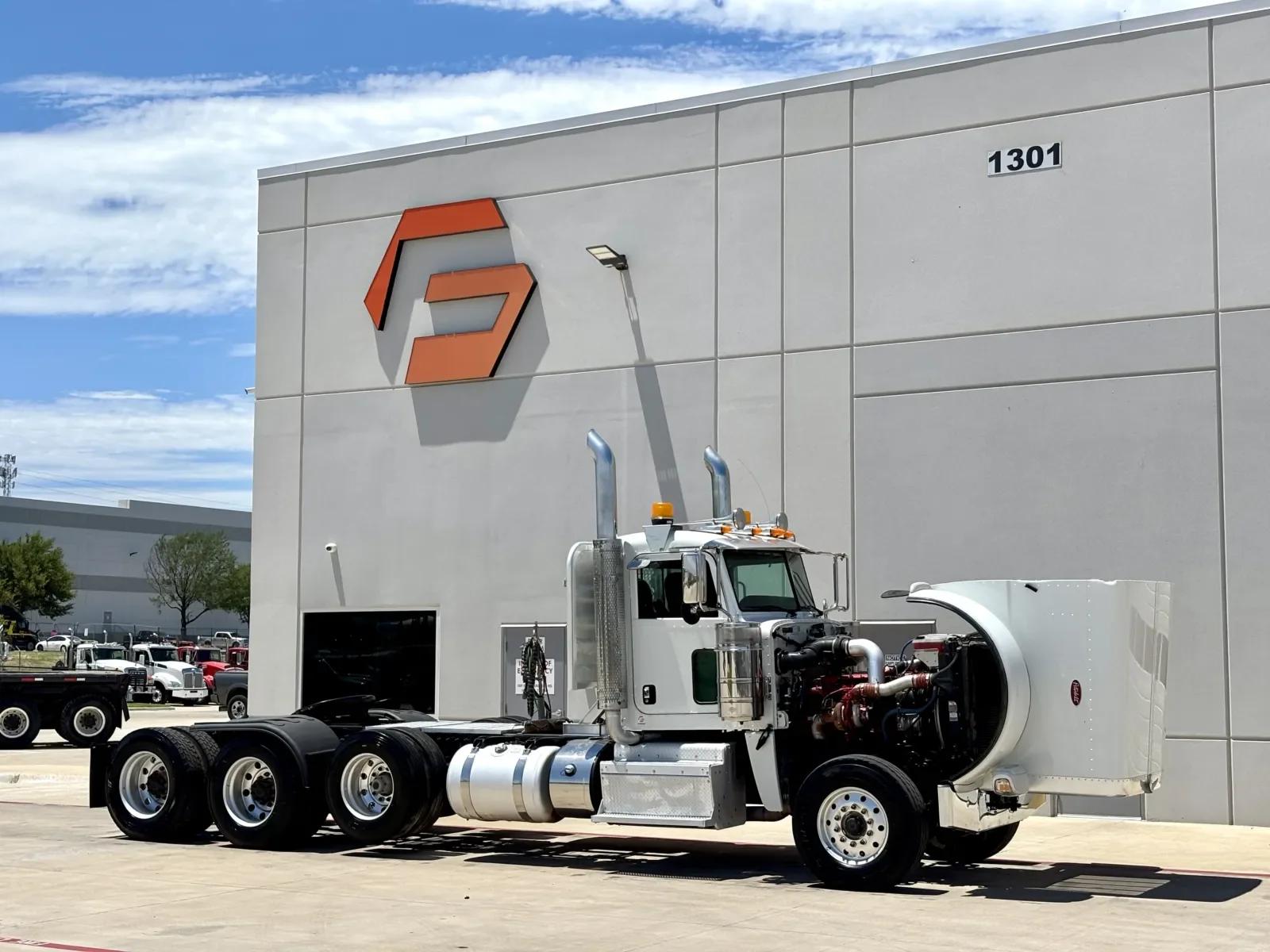 2015 Peterbilt 389 in Hutchins, TX — photo 9