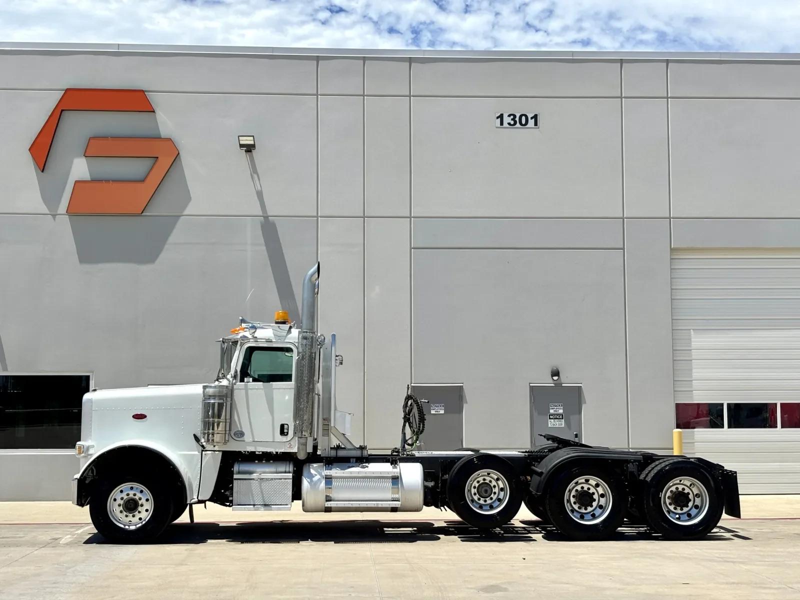 2015 Peterbilt 389 in Hutchins, TX — photo 4