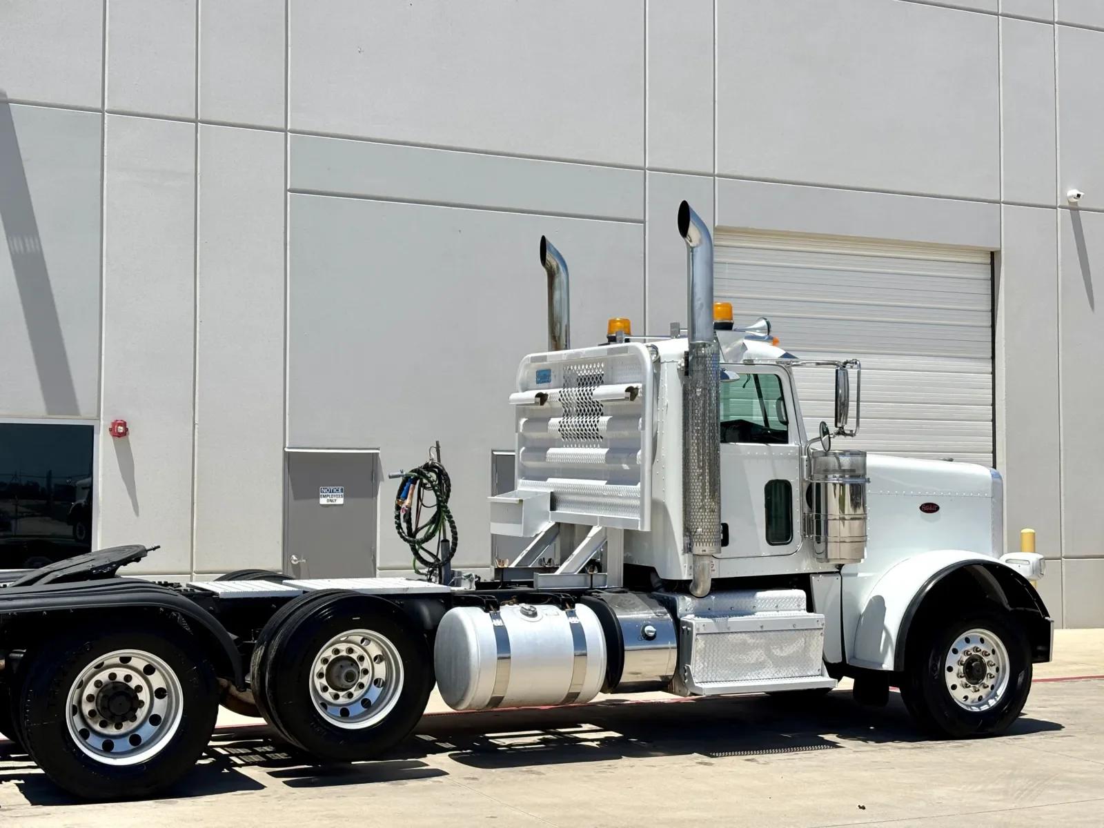 2015 Peterbilt 389 in Hutchins, TX — photo 7