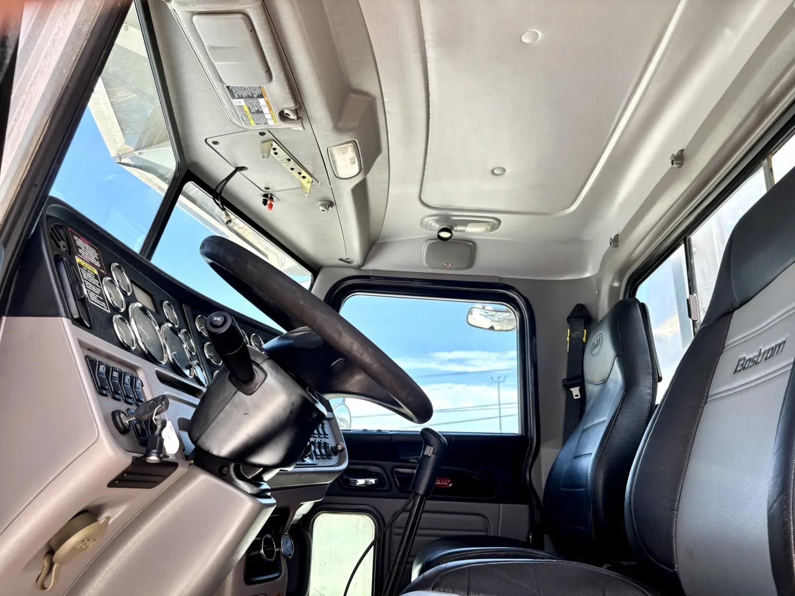 2015 Peterbilt 389 in Hutchins, TX — photo 14
