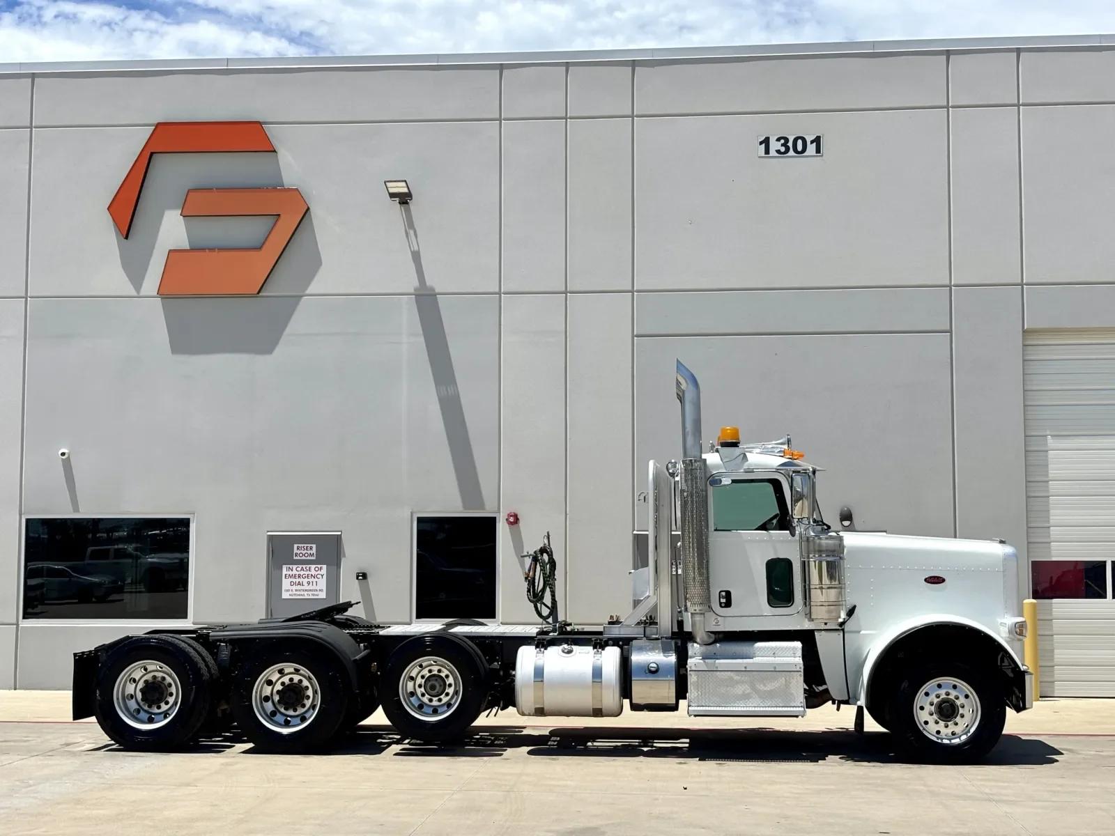 2015 Peterbilt 389 in Hutchins, TX — photo 3