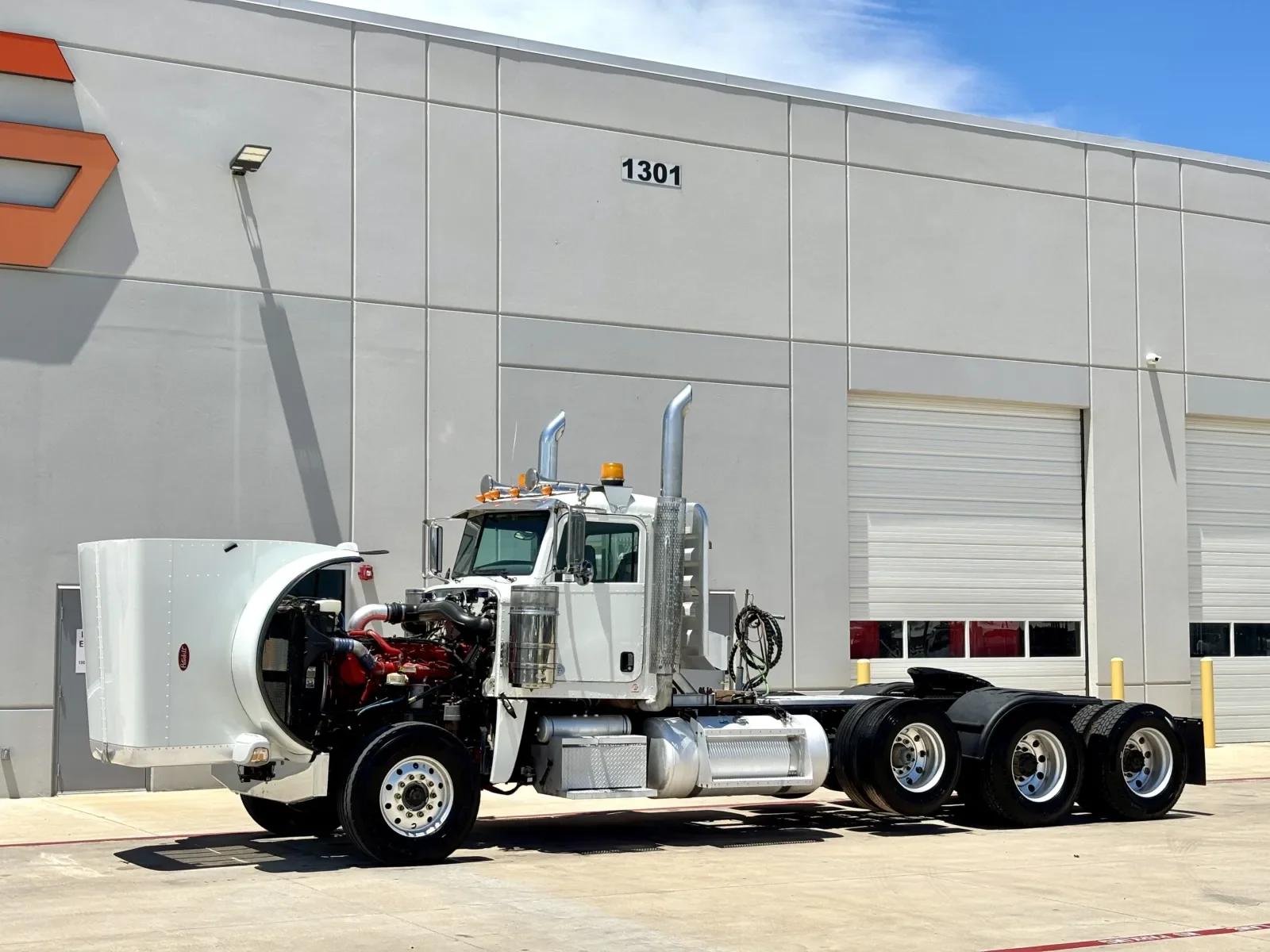 2015 Peterbilt 389 in Hutchins, TX — photo 10