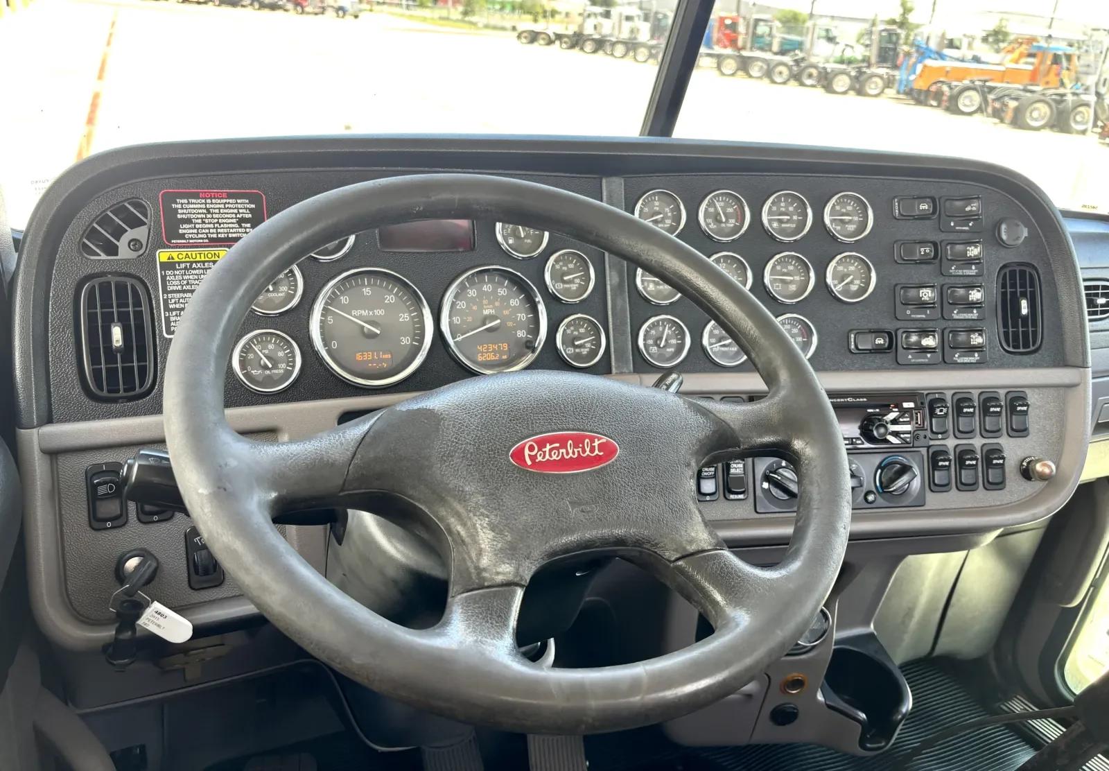 2015 Peterbilt 389 in Hutchins, TX — photo 16