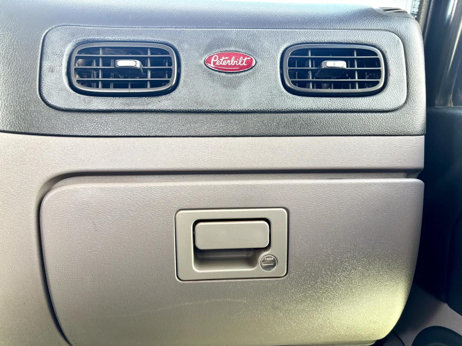 2015 Peterbilt 389 in Hutchins, TX — photo 19