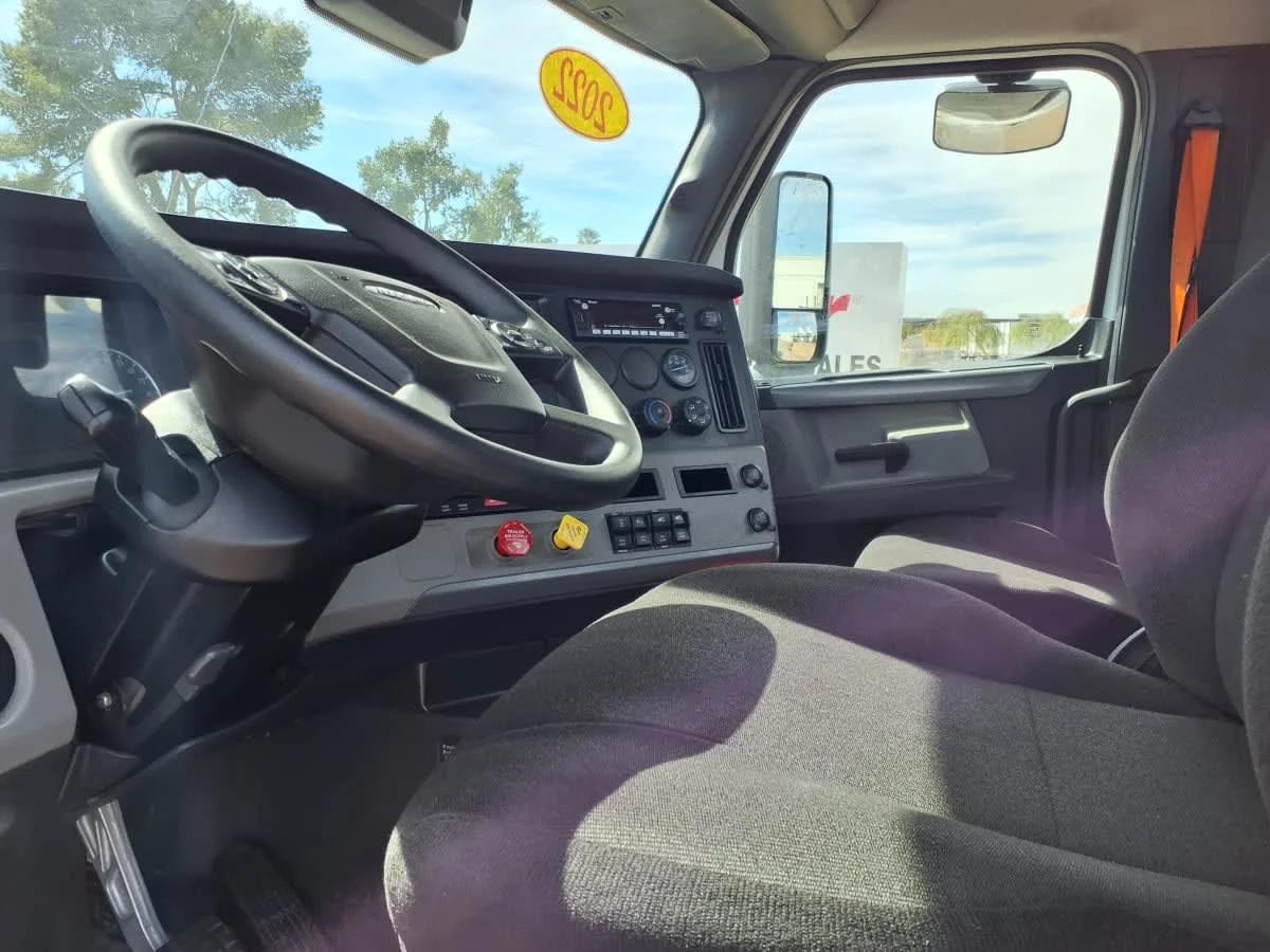 2022 Freightliner Cascadia in Phoenix, AZ — photo 7
