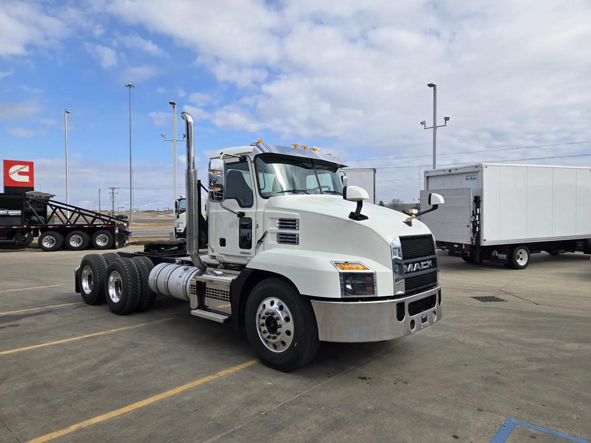 2026 Mack Anthem — photo 3