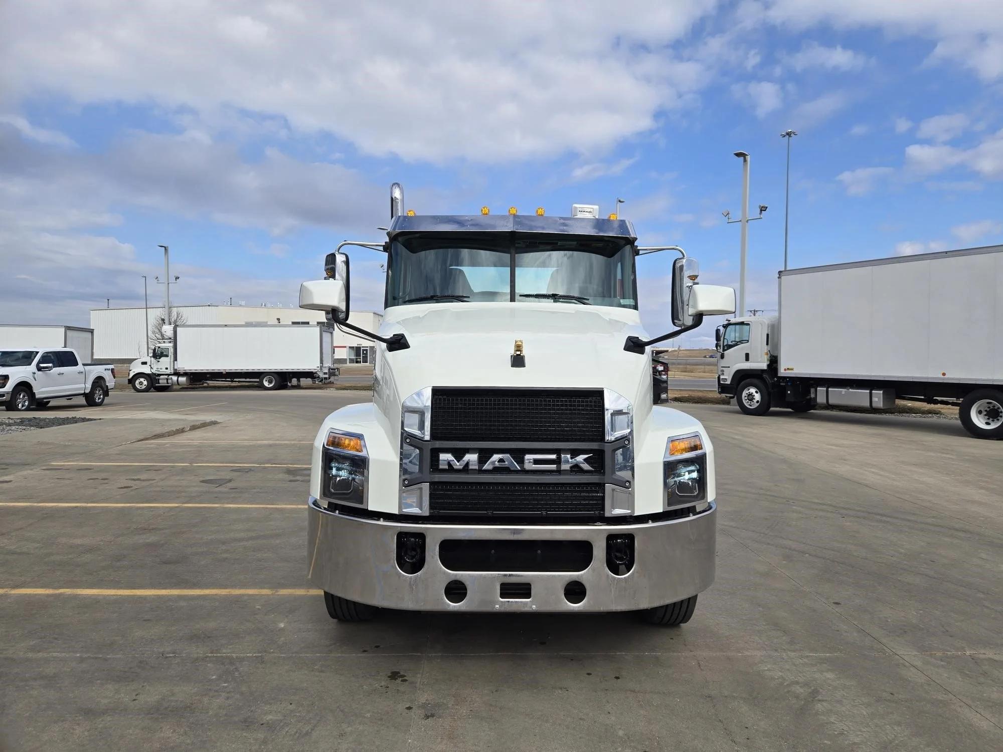 2026 Mack Anthem — photo 2