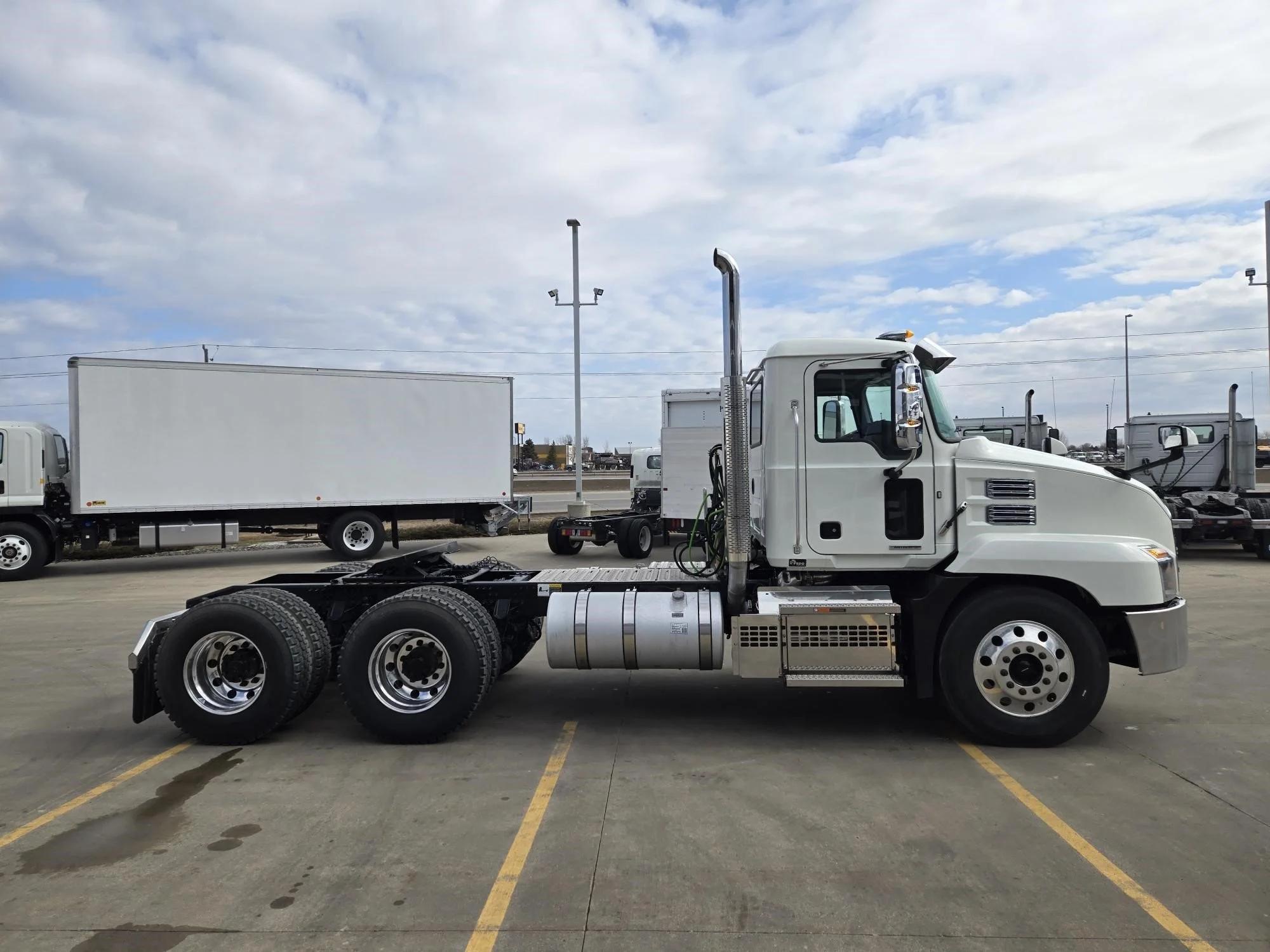 2026 Mack Anthem — photo 4