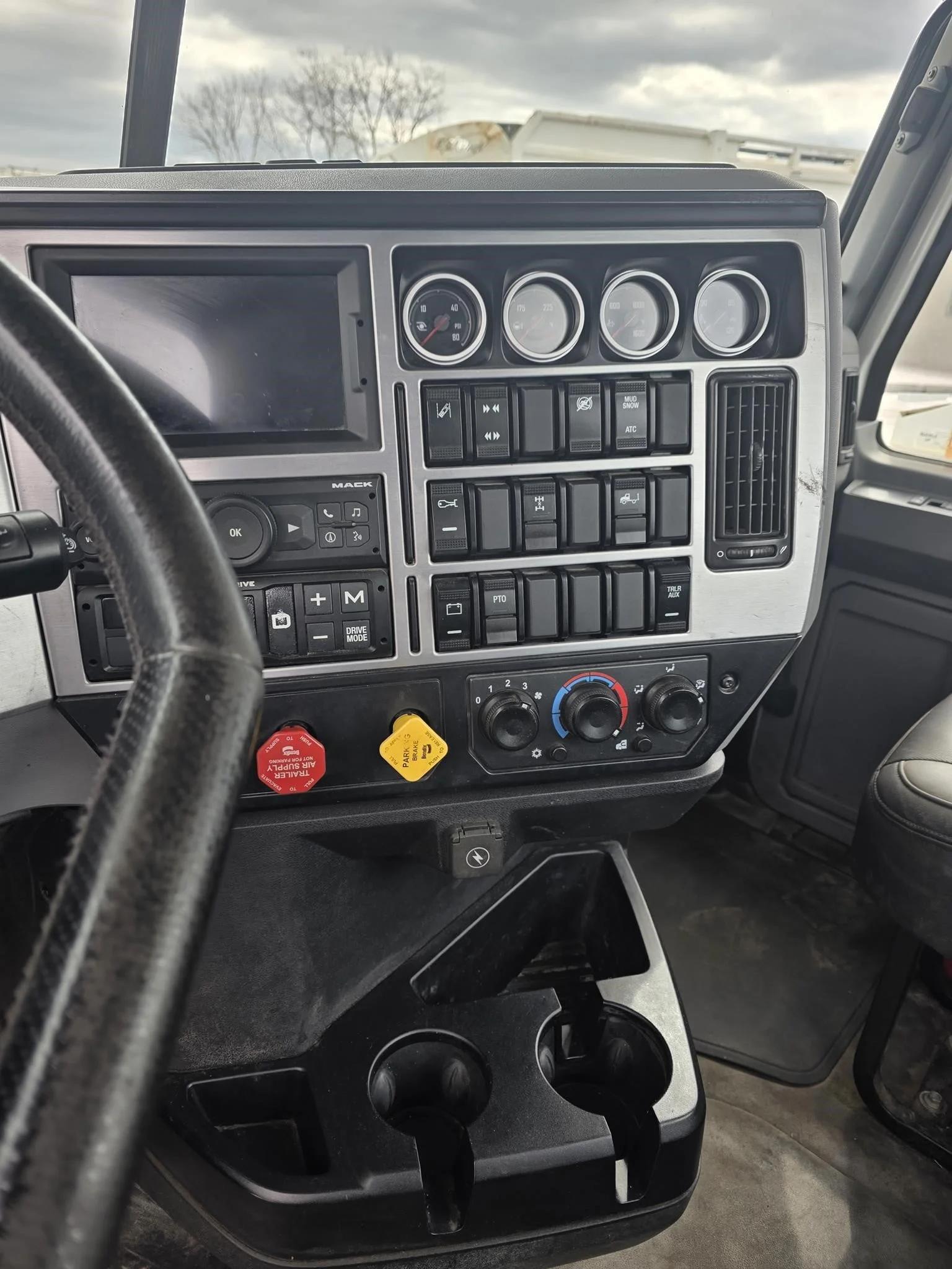 2021 Mack Anthem — photo 5