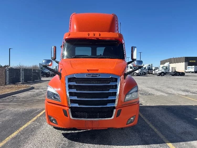 2020 Freightliner Cascadia in Peosta, IA — photo 2