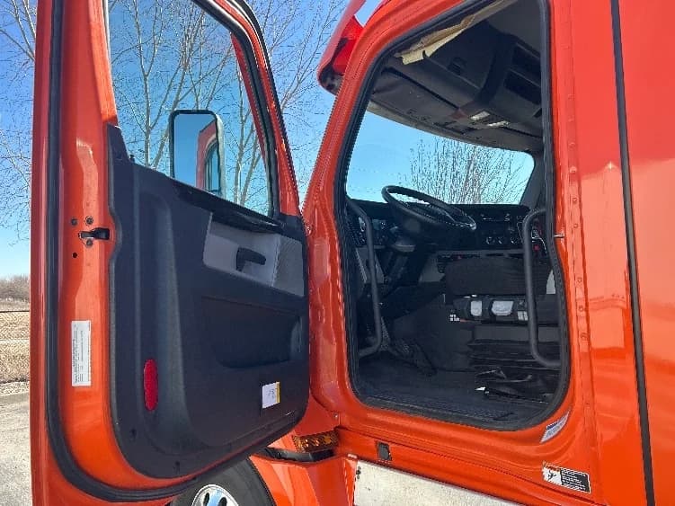 2020 Freightliner Cascadia in Peosta, IA — photo 9