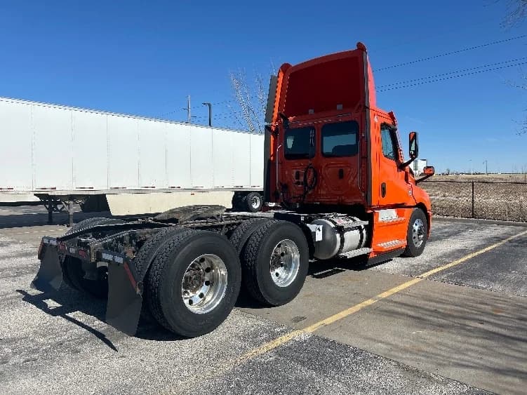 2020 Freightliner Cascadia in Peosta, IA — photo 7
