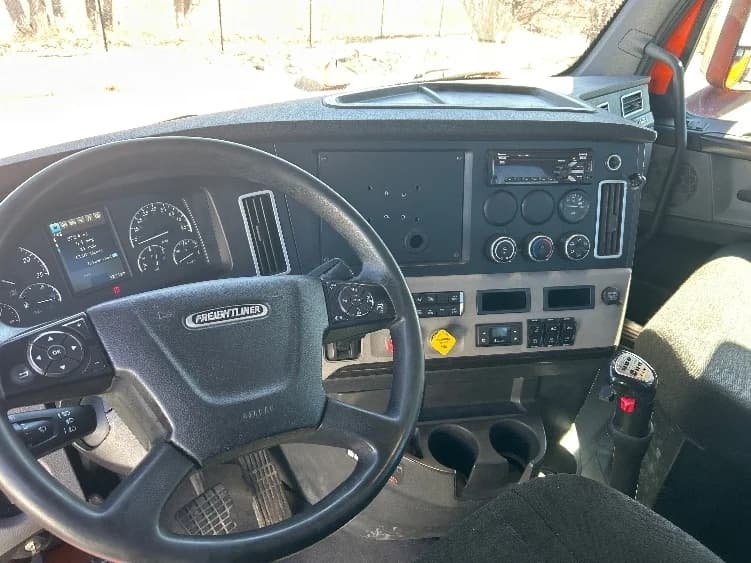 2020 Freightliner Cascadia in Peosta, IA — photo 10