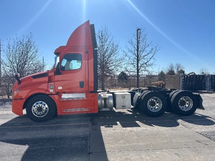 2020 Freightliner Cascadia in Peosta, IA — photo 4