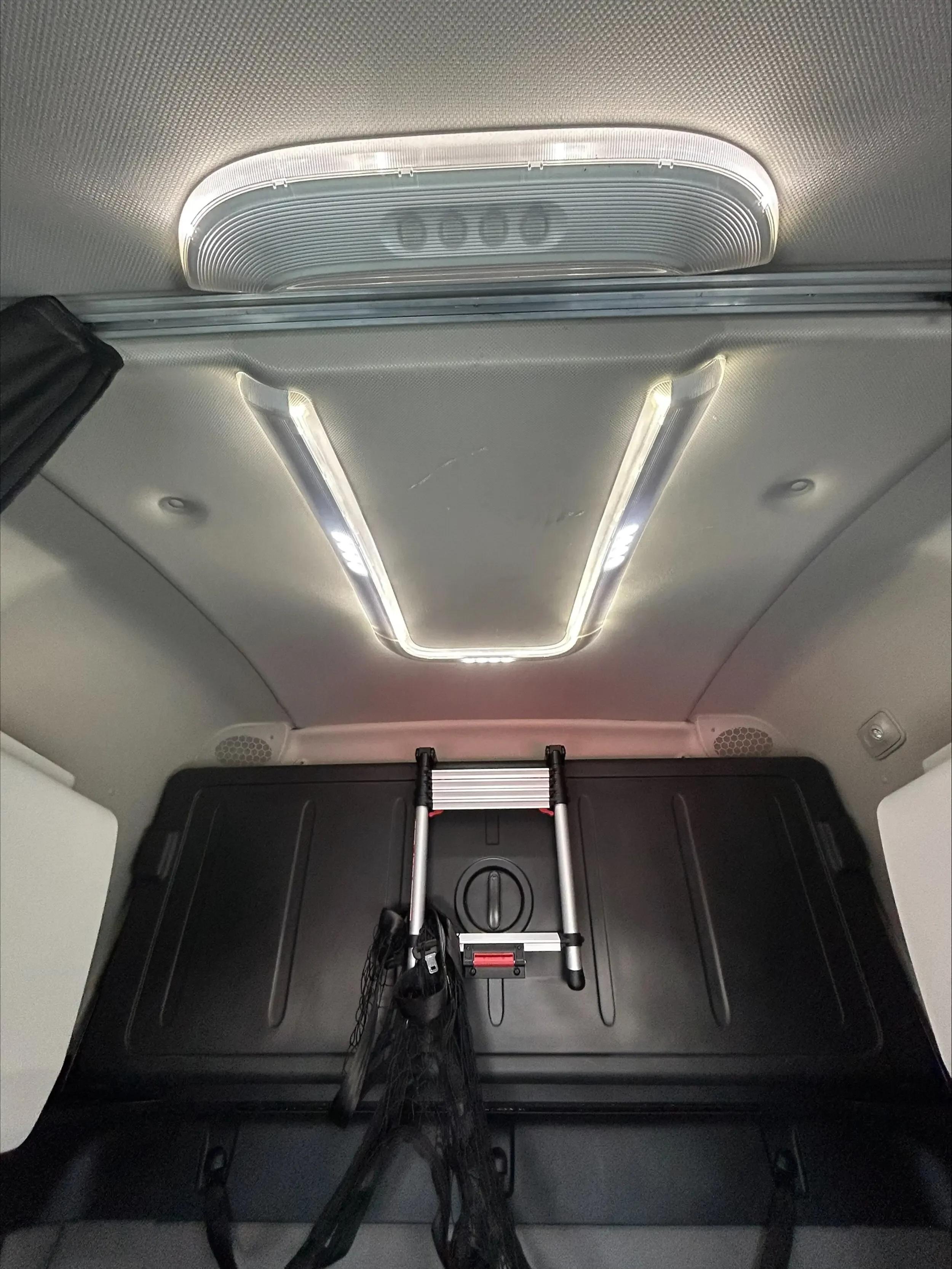 2020 Freightliner Cascadia in Winnipeg, MB — photo 12