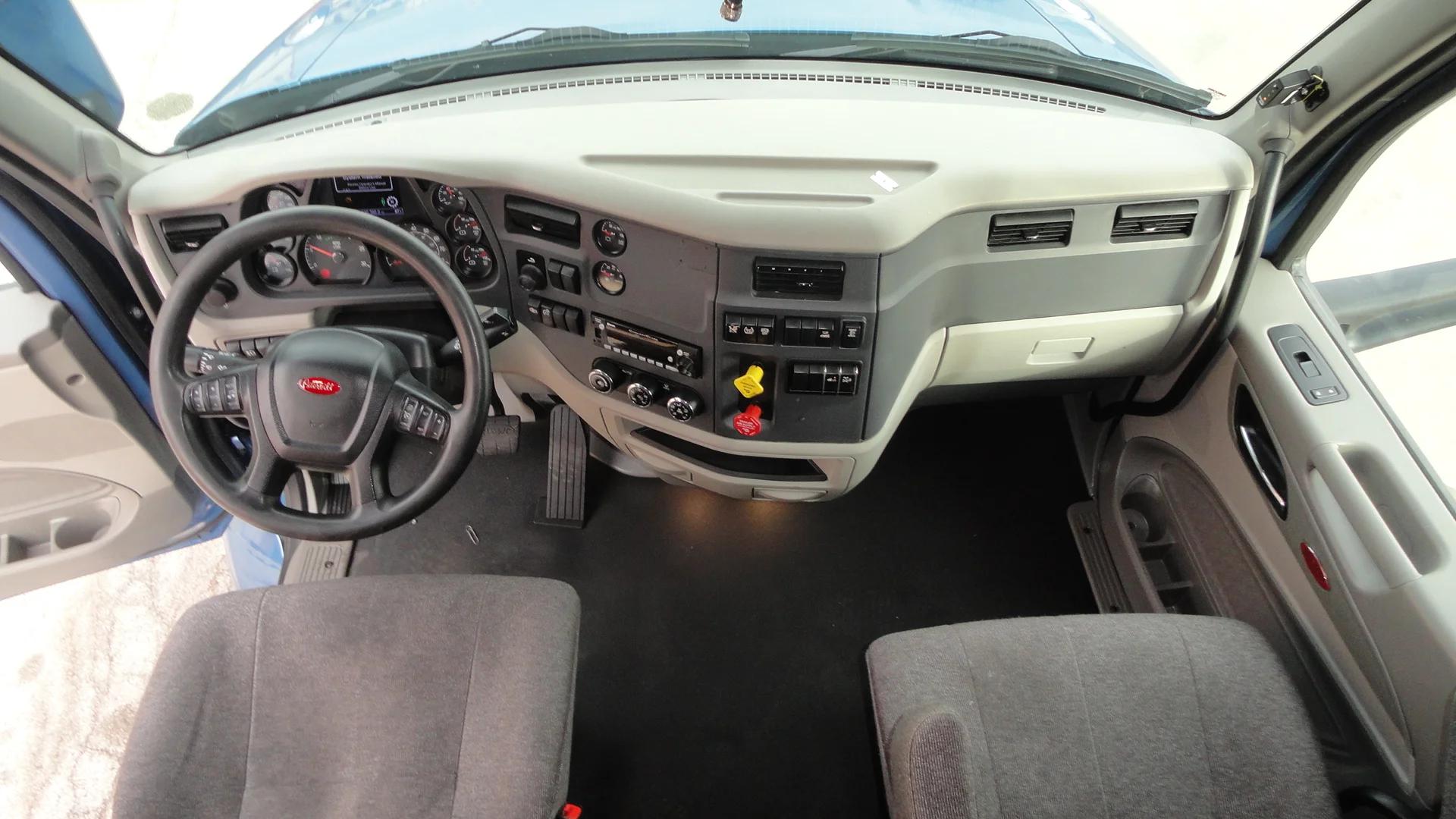 2022 Peterbilt 579 in O'Fallon, MO — photo 6