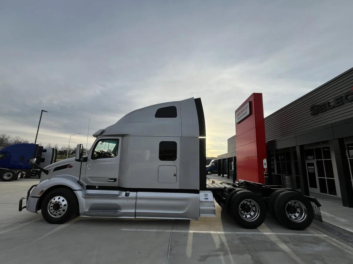 2023 Peterbilt 579 — photo 2
