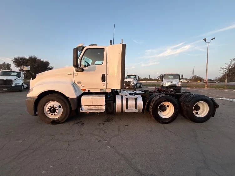 2019 International LT in Fresno, CA — photo 4