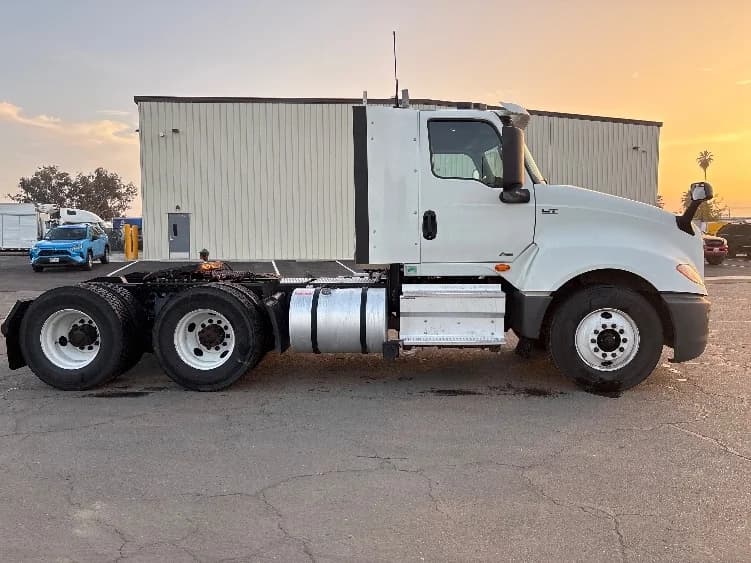 2019 International LT in Fresno, CA — photo 8