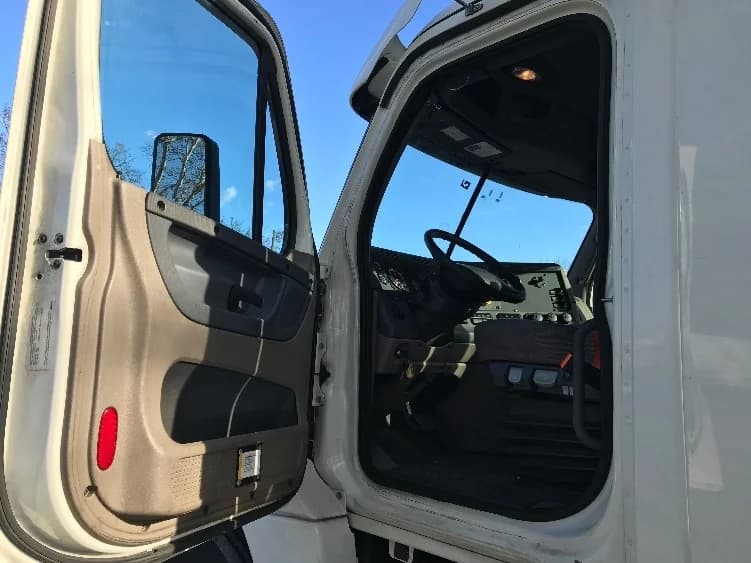 2019 Freightliner Cascadia in Cleona, PA — photo 9