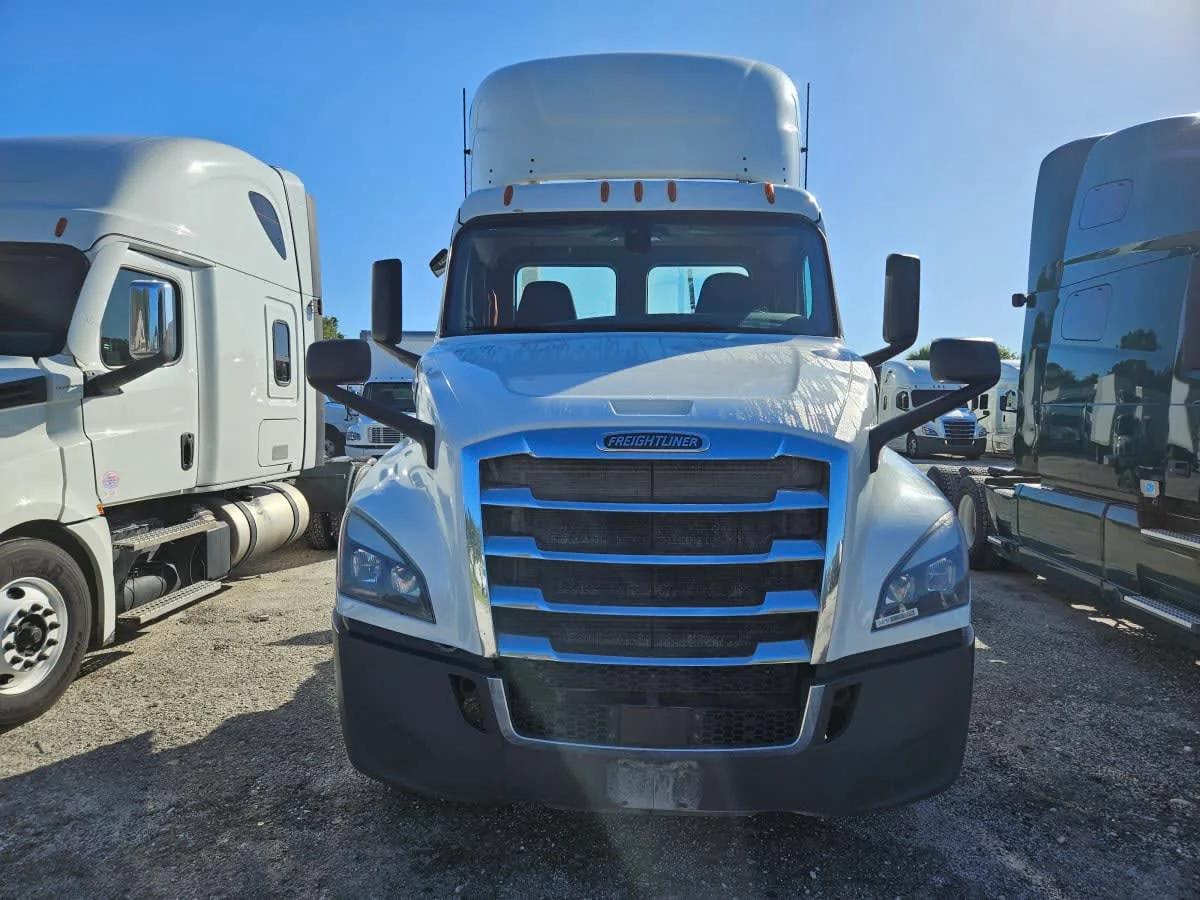 2019 Freightliner Cascadia in Orlando, FL — photo 2