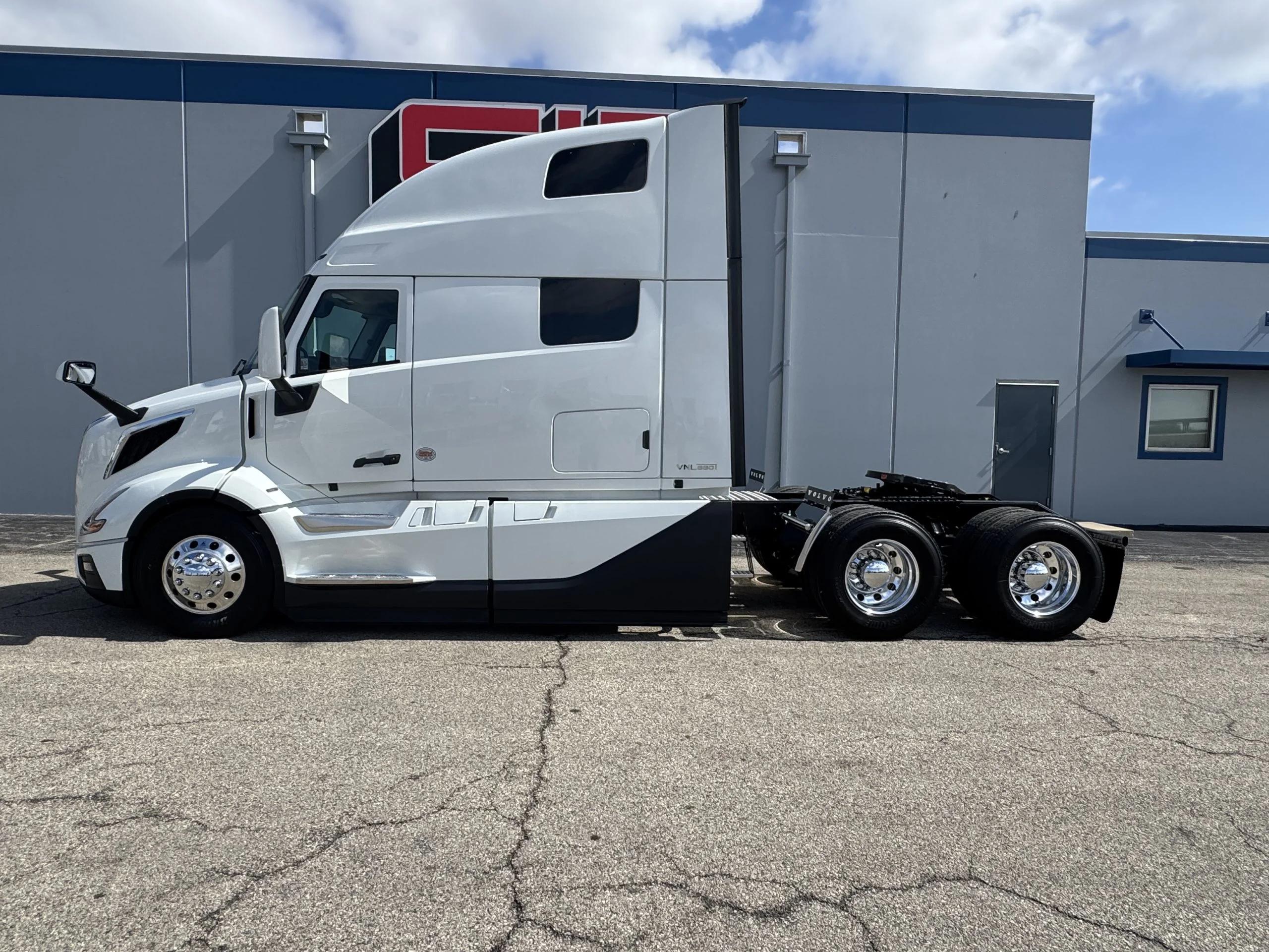 2027 Volvo VNL 860 in Champaign, IL — photo 6