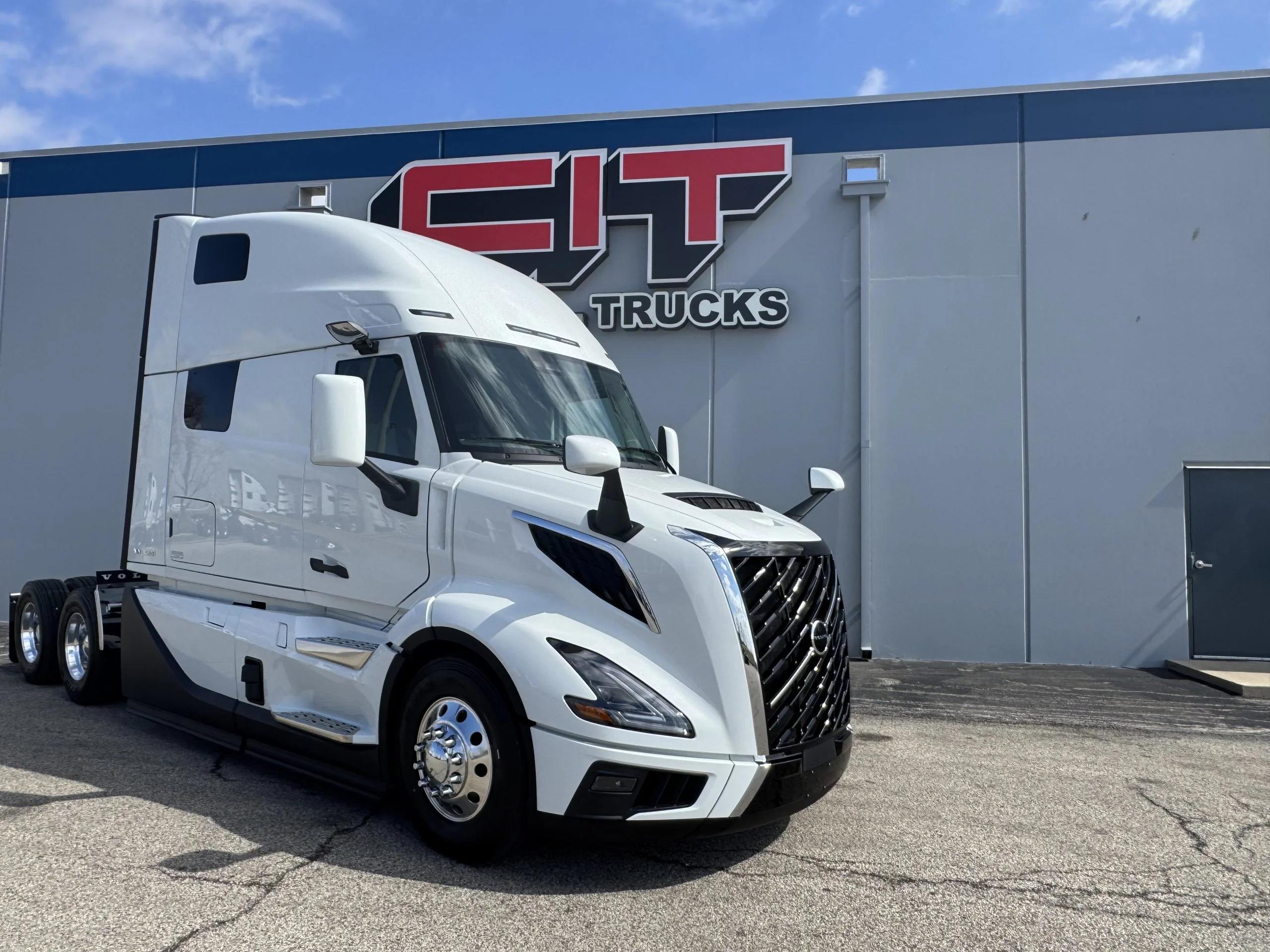 2027 Volvo VNL 860 in Champaign, IL — photo 3