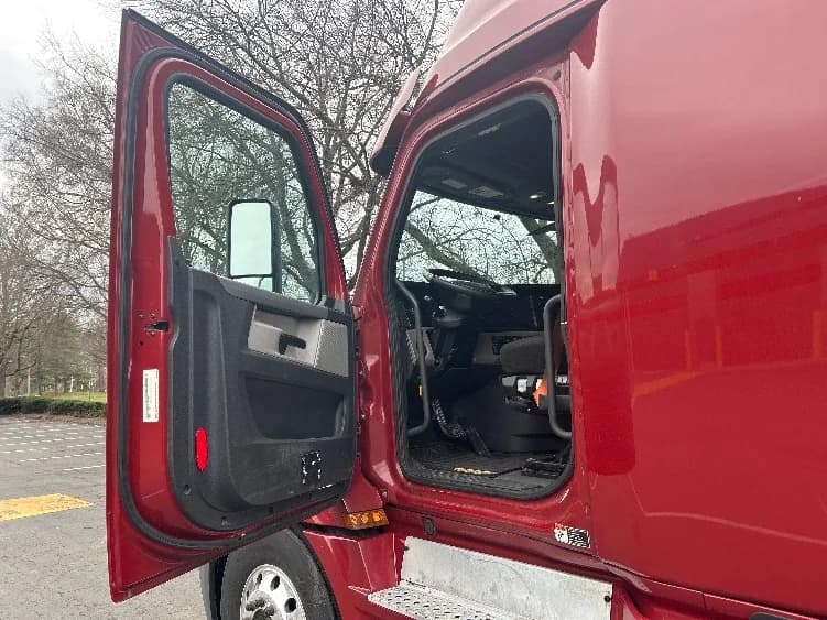 2019 Freightliner Cascadia in Reading, PA — photo 9