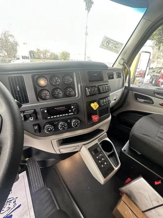 2024 Peterbilt 567 in Los Angeles, CA — photo 15