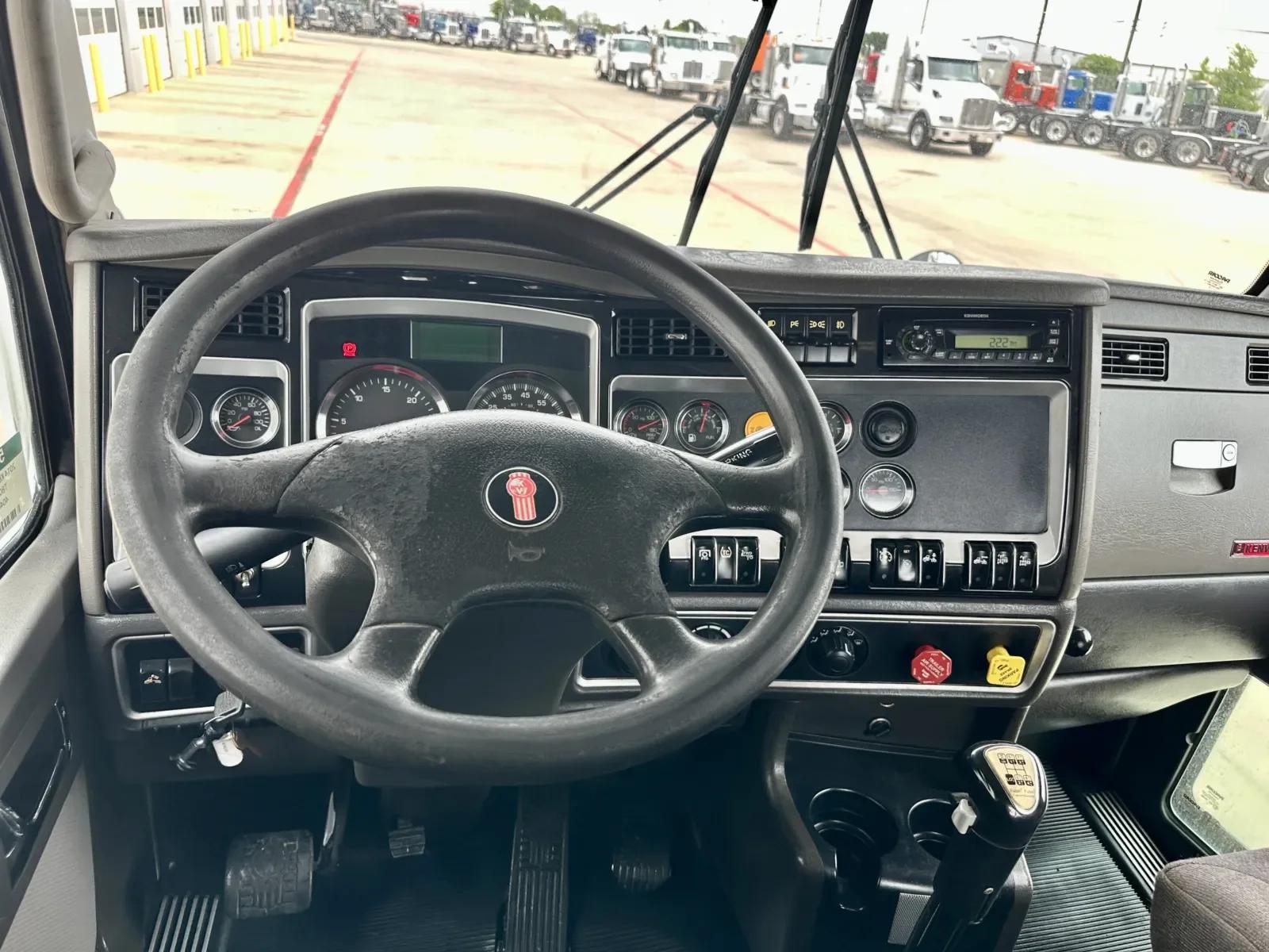 2014 Kenworth T800 in Hutchins, TX — photo 16
