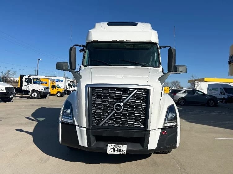 2023 Volvo VNL 760 in El Paso, TX — photo 2