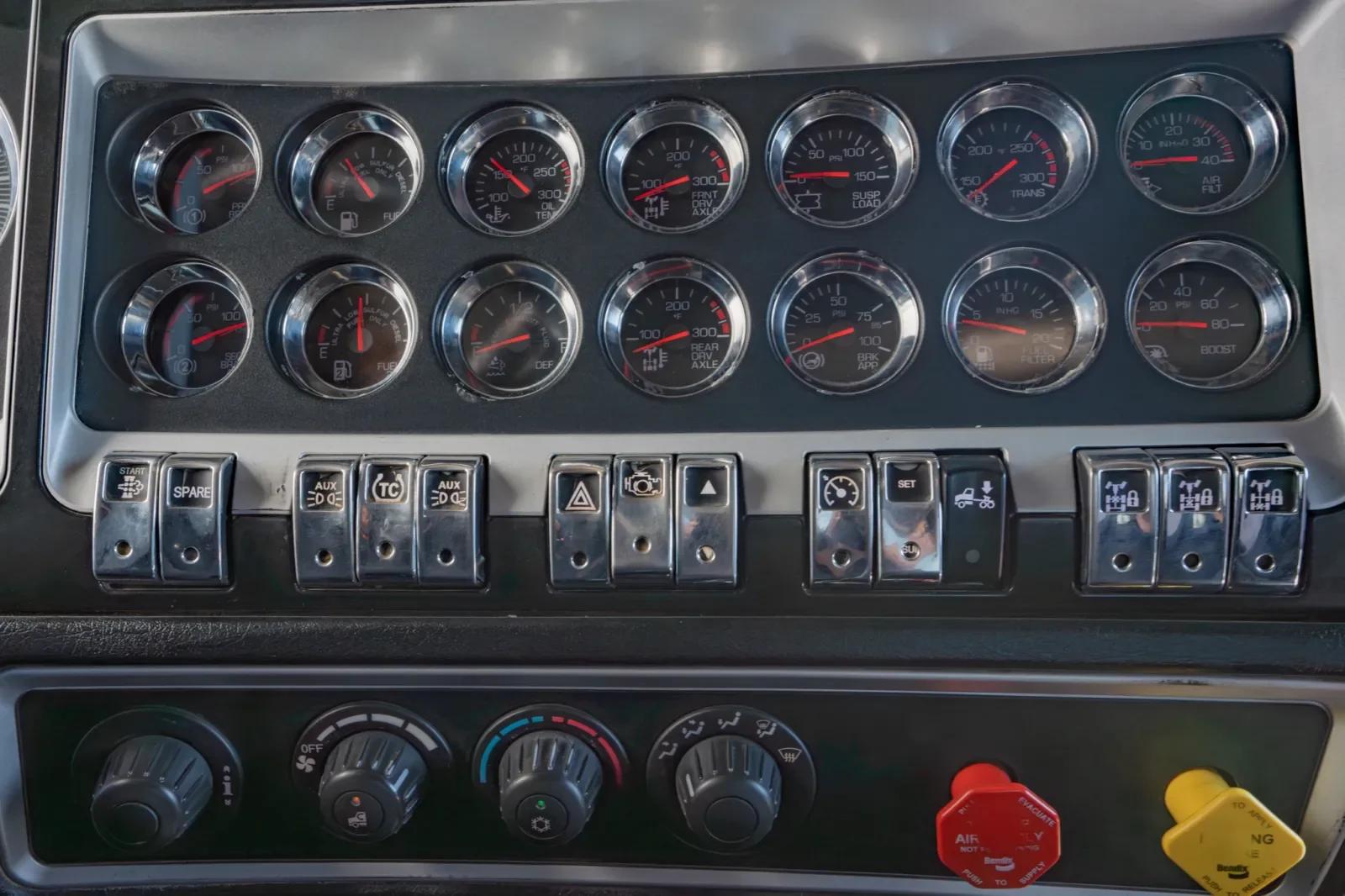 2020 Kenworth W900 in Hutchins, TX — photo 17