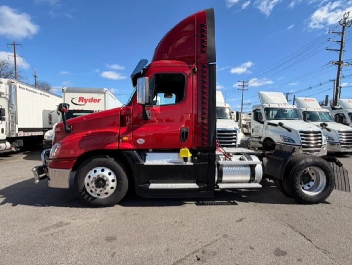 2019 Freightliner Cascadia in Kearny, NJ — photo 11
