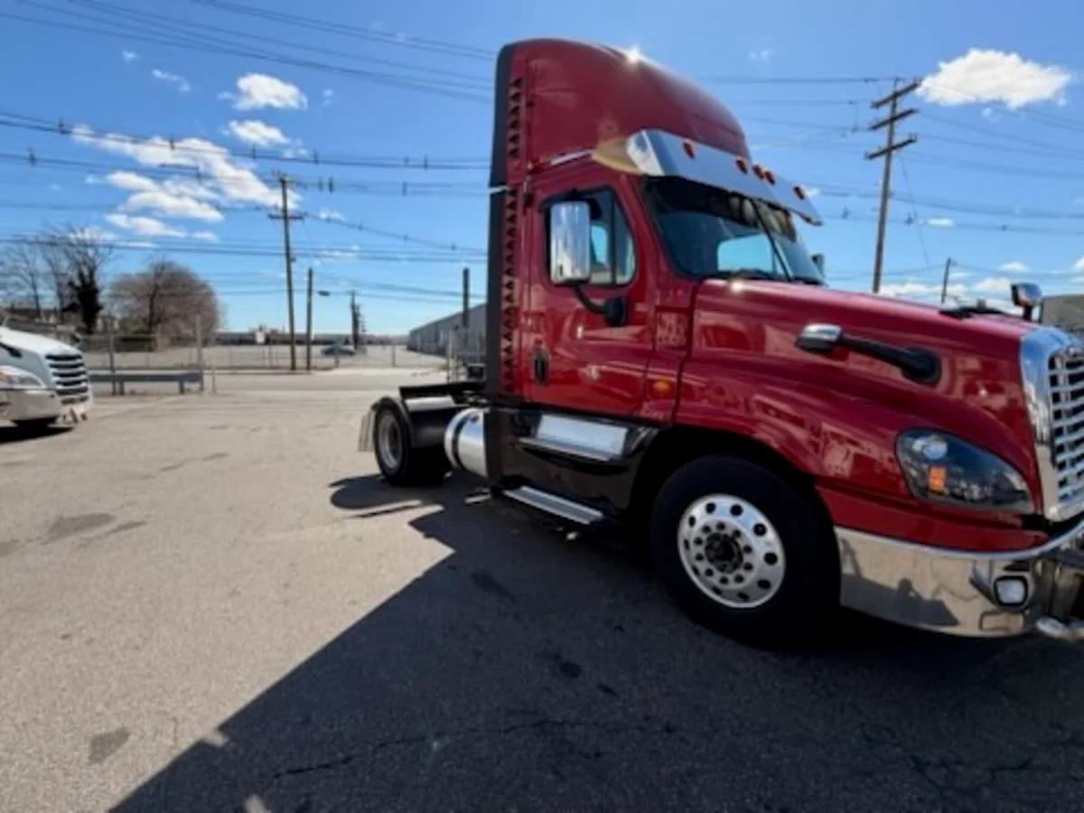 2019 Freightliner Cascadia in Kearny, NJ — photo 3