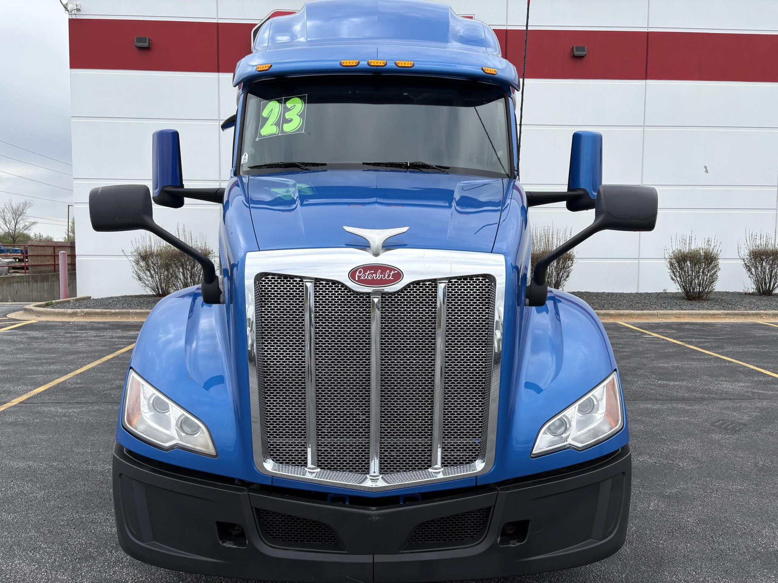 2023 Peterbilt 579 in Mokena, IL — photo 2