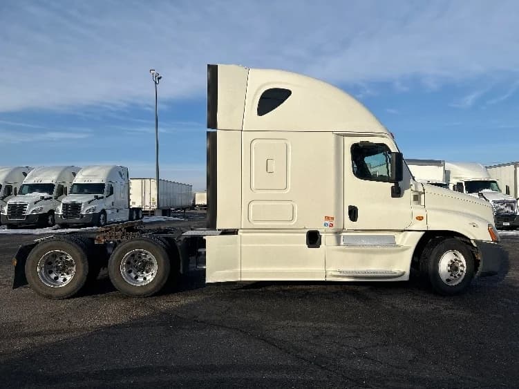 2016 Freightliner Cascadia in Roseville, MN — photo 8