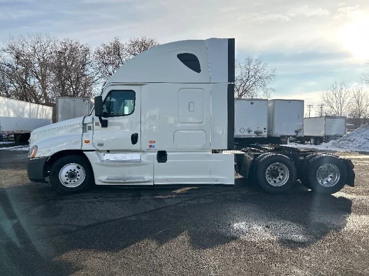 2016 Freightliner Cascadia in Roseville, MN — photo 4