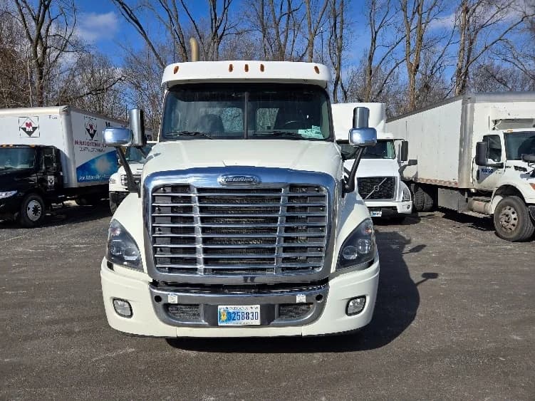 2019 Freightliner Cascadia in Ypsilanti, MI — photo 2