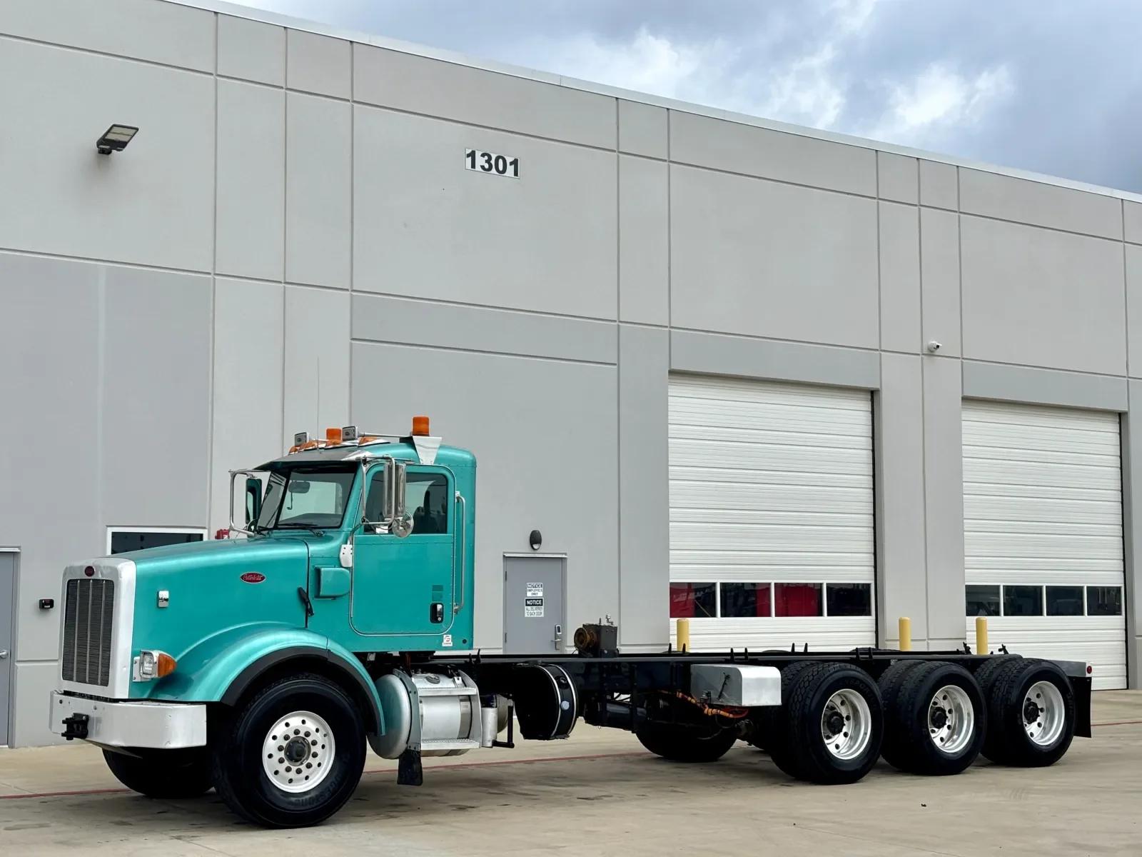 2013 Peterbilt 365 in Hutchins, TX — photo 2