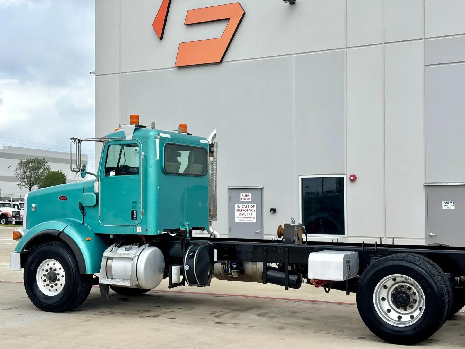 2013 Peterbilt 365 in Hutchins, TX — photo 8