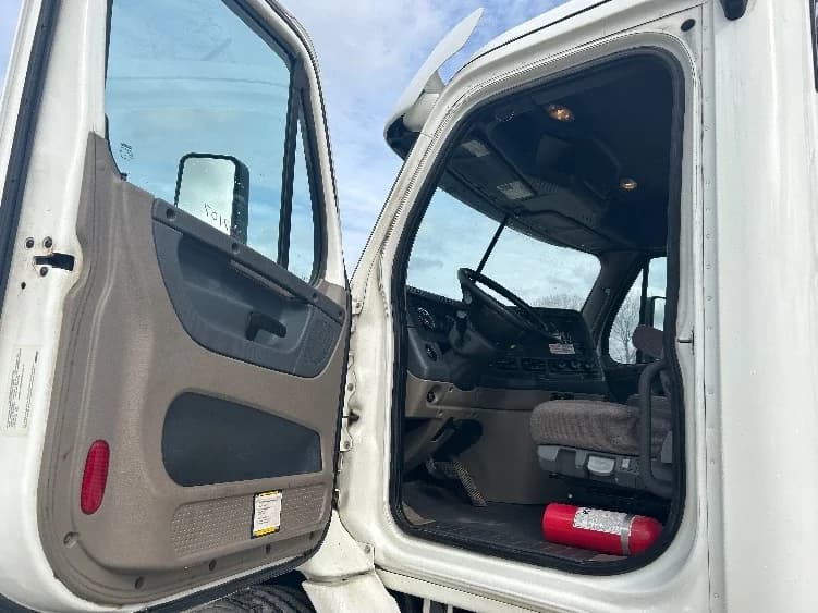 2019 Freightliner Cascadia in Jackson, TN — photo 9